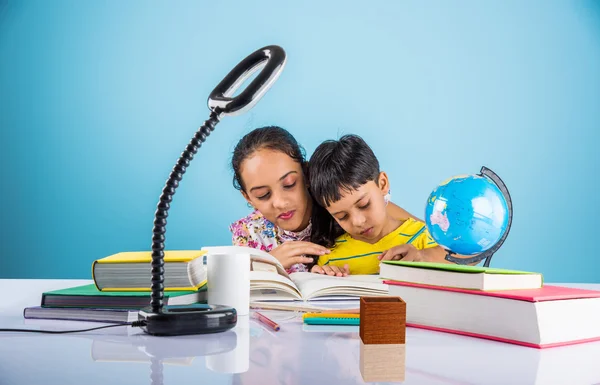 Lindo indio niños estudio, inteligente asiático chica y chico haciendo casa trabajo, indio hermanos estudio, indio pequeña chica ayudar a su hermano en hacer tarea — Foto de Stock