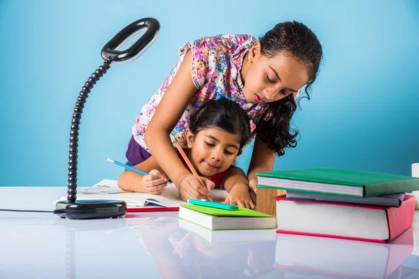 Chicas indias lindas estudiando, chicas asiáticas inteligentes haciendo trabajo en casa, hermanos indios estudiando, chicas pequeñas indias haciendo tareas juntas — Foto de Stock