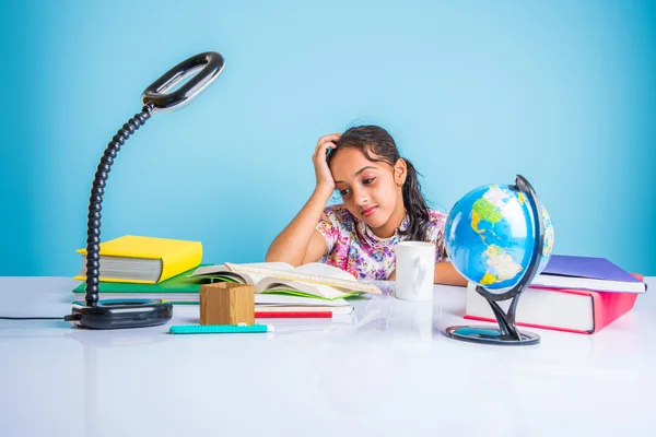 Educación y concepto de hogar - estudiante estresada chica con libros, niña india niño cansado de estudiar o hacer tareas, chica asiática estudiando y estresado, con globo juguete y taza de café — Foto de Stock