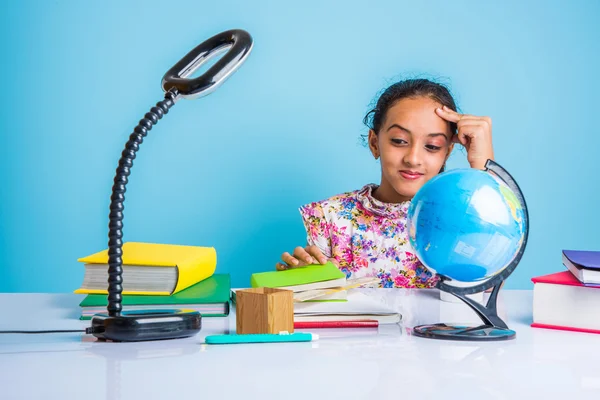 Educación y concepto de hogar - estudiante estresada chica con libros, niña india niño cansado de estudiar o hacer tareas, chica asiática estudiando y estresado, con globo juguete y taza de café — Foto de Stock