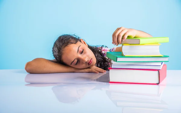 Educación y concepto de hogar - estudiante estresada chica con libros, niña india niño cansado de estudiar o hacer tareas, chica asiática estudiando y estresado — Foto de Stock