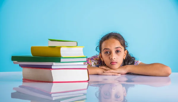 Educación y concepto de hogar - estudiante estresada chica con libros, niña india niño cansado de estudiar o hacer tareas, chica asiática estudiando y estresado — Foto de Stock