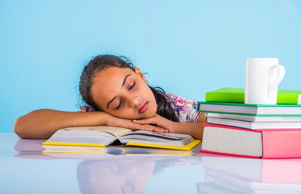 Educación y concepto de hogar - estudiante estresada chica con libros, niña india niño cansado de estudiar o hacer tareas, chica asiática estudiando y estresado — Foto de Stock