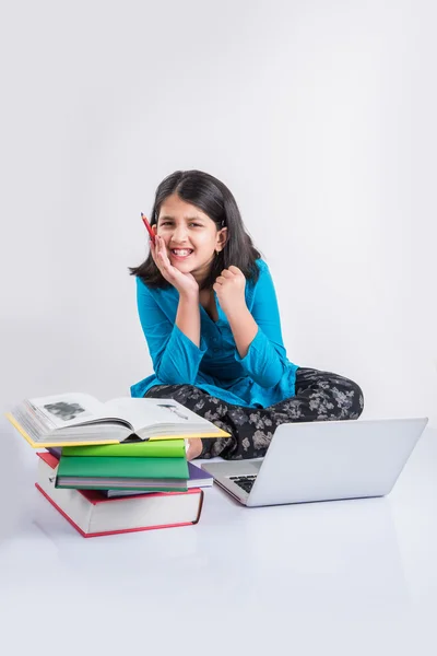可爱的小印度女孩研究亚洲小女孩学习和使用笔记本电脑，笔记本电脑，无辜的印度女孩儿童和研究概念与桩的书 & 笔记本电脑 — 图库照片