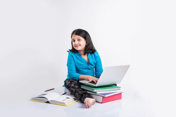 Aranyos indiai kislány ázsiai kis lány tanul, és használ laptop, laptop, tanuló ártatlan indiai lány gyermek és tanulmány koncepció halom könyv & laptop — Stock Fotó