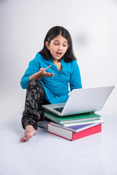 귀여운 인디언 소녀 아시아 작은 여 자가 공부 하 고, 노트북을 사용 하 여 노트북에 공부 책 & 노트북의 더미와 함께 무고 한 인도 여자 아이 연구 개념 — 스톡 사진