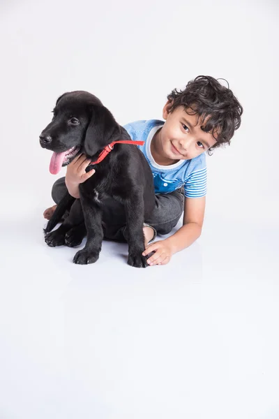 Enfant indien avec chien ou chiot — Photo