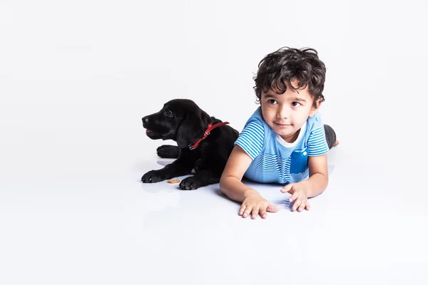 Enfant indien avec chien ou chiot — Photo