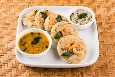 güneyde Hint en sevdiği yiyecekler rava Idli veya irmik tembel tembel veya rava tembel tembel, sambar ve yeşil Hint turşusu ile servis