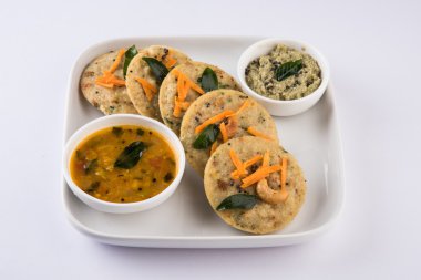 güneyde Hint en sevdiği yiyecekler rava Idli veya irmik tembel tembel veya rava tembel tembel, sambar ve yeşil Hint turşusu ile servis