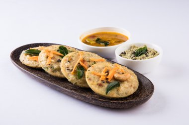 güneyde Hint en sevdiği yiyecekler rava Idli veya irmik tembel tembel veya rava tembel tembel, sambar ve yeşil Hint turşusu ile servis