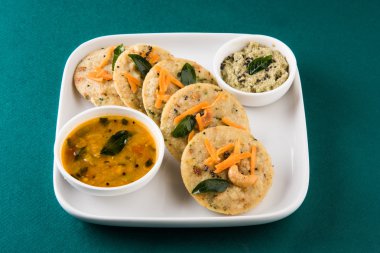 güneyde Hint en sevdiği yiyecekler rava Idli veya irmik tembel tembel veya rava tembel tembel, sambar ve yeşil Hint turşusu ile servis