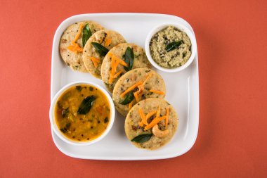 güneyde Hint en sevdiği yiyecekler rava Idli veya irmik tembel tembel veya rava tembel tembel, sambar ve yeşil Hint turşusu ile servis