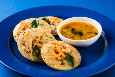 rava Idli olarak veya tembel tembel bilinen pişmiş irmik kek.