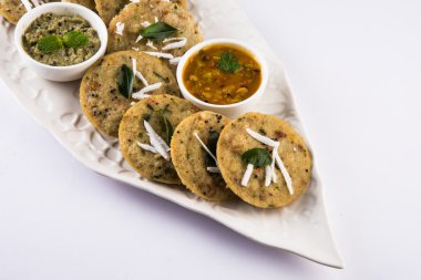 rava Idli olarak veya tembel tembel bilinen pişmiş irmik kek.