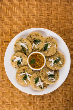 rava Idli olarak veya tembel tembel bilinen pişmiş irmik kek.