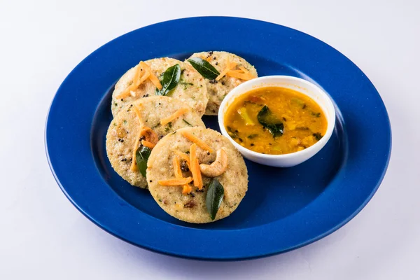 rava Idli olarak veya tembel tembel bilinen pişmiş irmik kek.