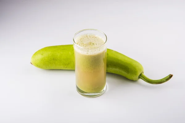 SAP van de kalebas fles of lauki SAP of Lagenaria siceraria SAP, fles kalebas SAP, krachtige gezondheid SAP populair in India, geïsoleerd op witte achtergrond — Stockfoto