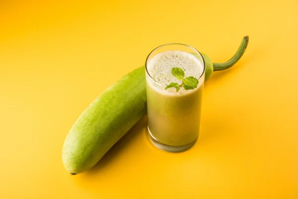 Сік пляшку gourd або lauki соку або Lagenaria siceraria сік, сік пляшку gourd, потужний здоров'я сік популярні в Індії, ізольовані над білим тлом — стокове фото