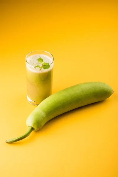 Sok z tykwy lub soku lauki lub tykwy Lagenaria sok, sok z tykwy, potężny zdrowie sok popularne w Indiach, na białym tle nad białym tle — Zdjęcie stockowe