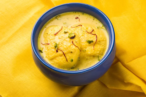 Dessert indien traditionnel Rasmalai ou Ras Malai, rasmalai doux indien ou ras malai, célèbre bengali doux — Photo