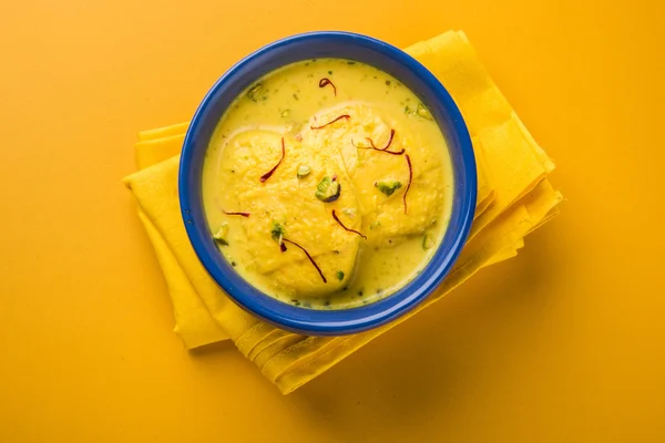 Traditional  Indian dessert Rasmalai  or Ras Malai, indian sweet rasmalai or ras malai, famous bengali sweet — Stock Photo, Image