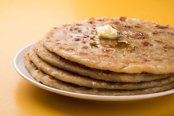 Puran poli es un importante menú dulce en el festival holi en la India, postre indio, puran roti, pan dulce indio generalmente servido con ghee puro —  Fotos de Stock