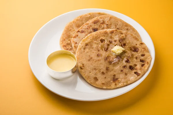 Puran poli ist ein wichtiges süßes Menü beim Holi-Fest in Indien, indisches Dessert, puran roti, indisches süßes Brot, das normalerweise mit reinem Ghee serviert wird — Stockfoto