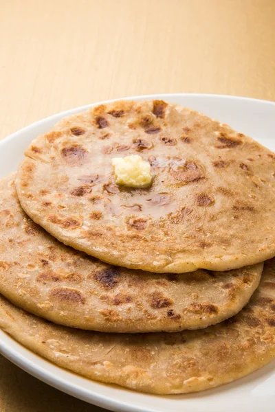 Puran poli es un importante menú dulce en el festival holi en la India, postre indio, puran roti, pan dulce indio generalmente servido con ghee puro — Foto de Stock