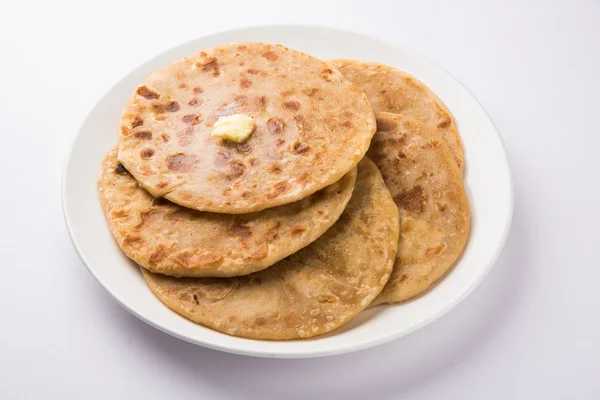 Puran poli é importante cardápio doce no festival holi na Índia, sobremesa indiana, puran roti, pão doce indiano geralmente servido com ghee puro. — Fotografia de Stock