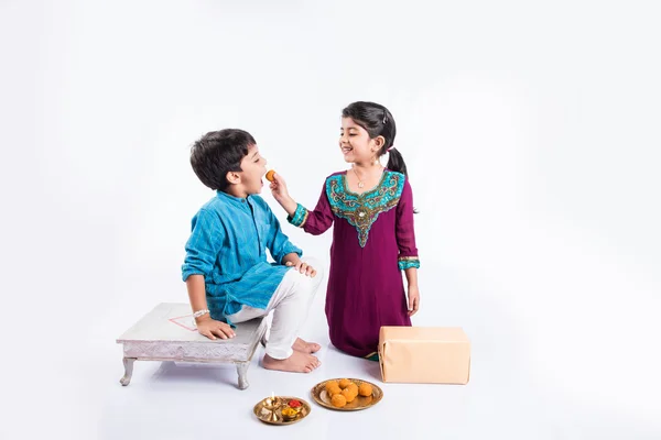 Індійська маленький брат і сестра насолоджуючись і святкувати Ракша Бандхана фестиваль — стокове фото