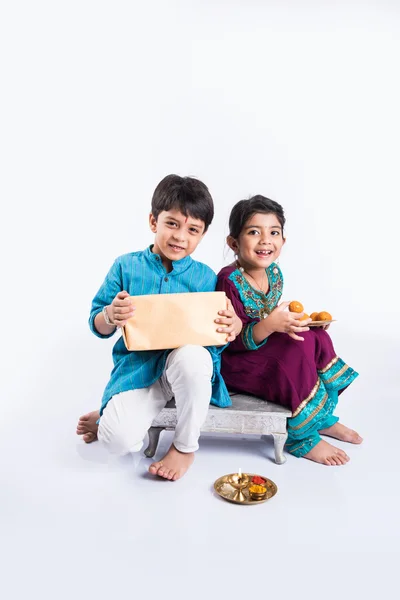 Indiase kleine broer en zus te genieten en Raksha Bandhan festival vieren — Stockfoto