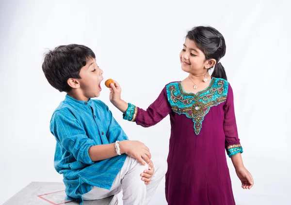 印度的小弟弟和妹妹享受和庆祝手足节节日 — 图库照片