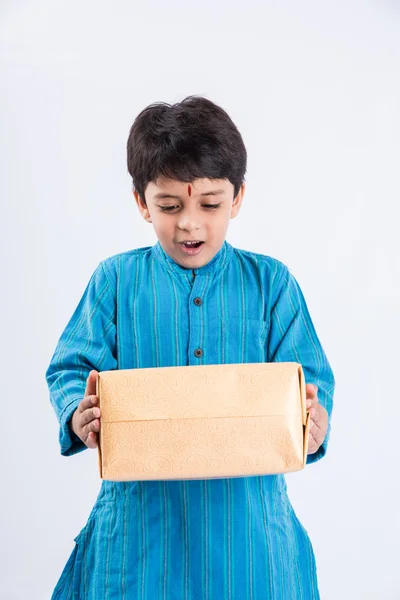 印度可爱的男孩在传统服装举行礼品盒 — 图库照片