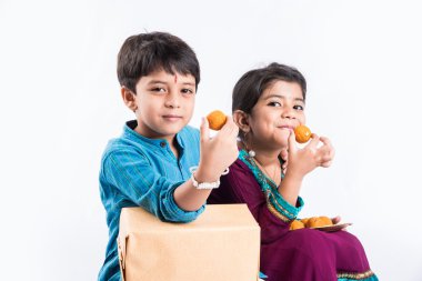 Hint küçük kardeş ve zevk ve Raksha Bandhan Festivali kutlama kız kardeşi