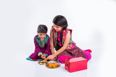 geleneksel giyim iki sevimli hint küçük kız pooja thali veya puja thali hazırlanıyor