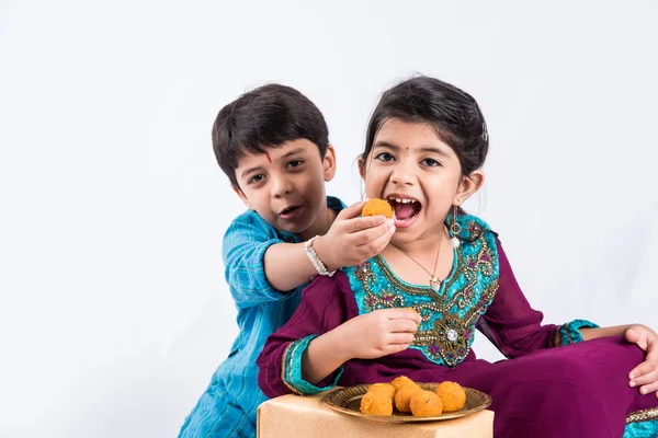 Indian small brother and sister enjoying and celebrating Raksha Bandhan festival — Stock Photo, Image