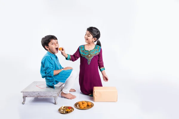 Indien petit frère et soeur profiter et célébrer festival Raksha Bandhan — Photo