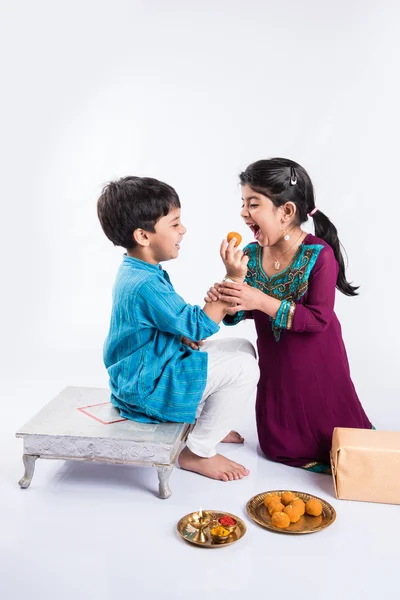 Indian small brother and sister enjoying and celebrating Raksha Bandhan festival — Stock Photo, Image