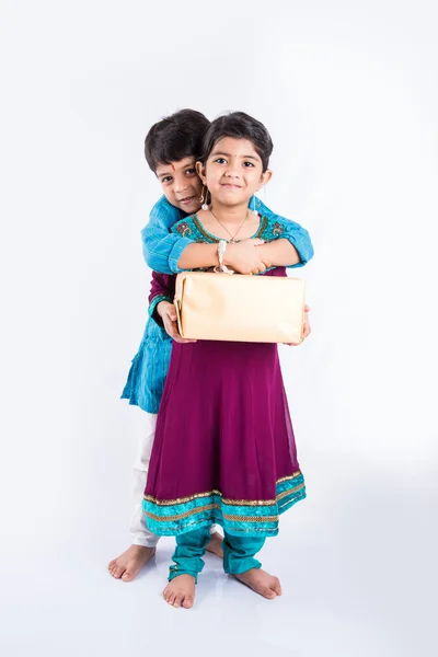 Índio pequeno irmão e irmã desfrutando e celebrando Raksha Bandhan festival — Fotografia de Stock