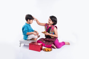 Hint küçük kardeş ve zevk ve Raksha Bandhan Festivali kutlama kız kardeşi