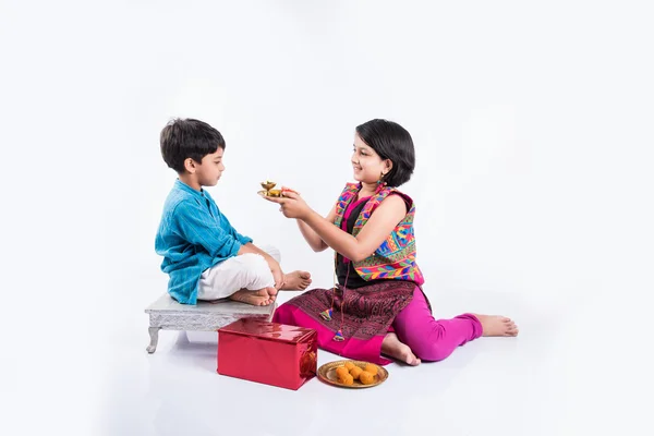 Indiano piccolo fratello e sorella godendo e celebrando Raksha Bandhan festival — Foto Stock