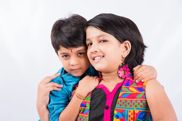 Índio pequeno irmão e irmã desfrutando e celebrando Raksha Bandhan festival — Fotografia de Stock