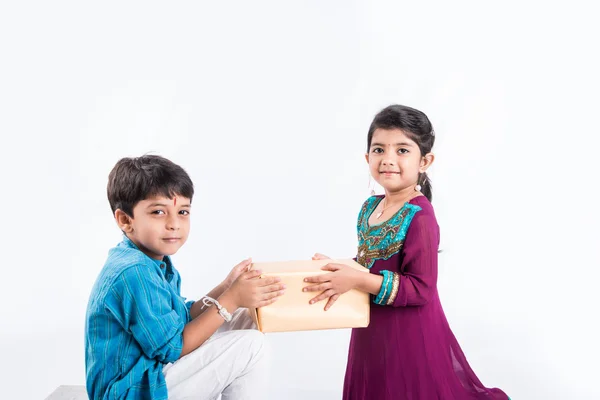 Hermano pequeño indio y hermana disfrutando y celebrando el festival Raksha Bandhan — Foto de Stock