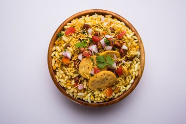 Hint aperatifler servis BHEL Puri ile doğranmış domates, yeşil biber, kişniş yaprakları