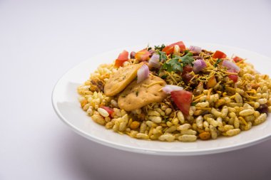 Hint aperatifler servis BHEL Puri ile doğranmış domates, yeşil biber, kişniş yaprakları