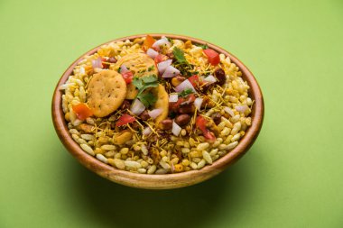 Hint aperatifler servis BHEL Puri ile doğranmış domates, yeşil biber, kişniş yaprakları