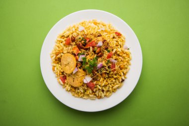 Hint aperatifler servis BHEL Puri ile doğranmış domates, yeşil biber, kişniş yaprakları