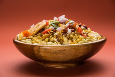 Hint aperatifler servis BHEL Puri ile doğranmış domates, yeşil biber, kişniş yaprakları