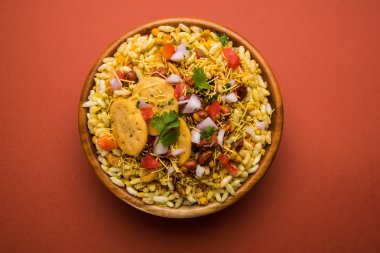 Hint aperatifler servis BHEL Puri ile doğranmış domates, yeşil biber, kişniş yaprakları